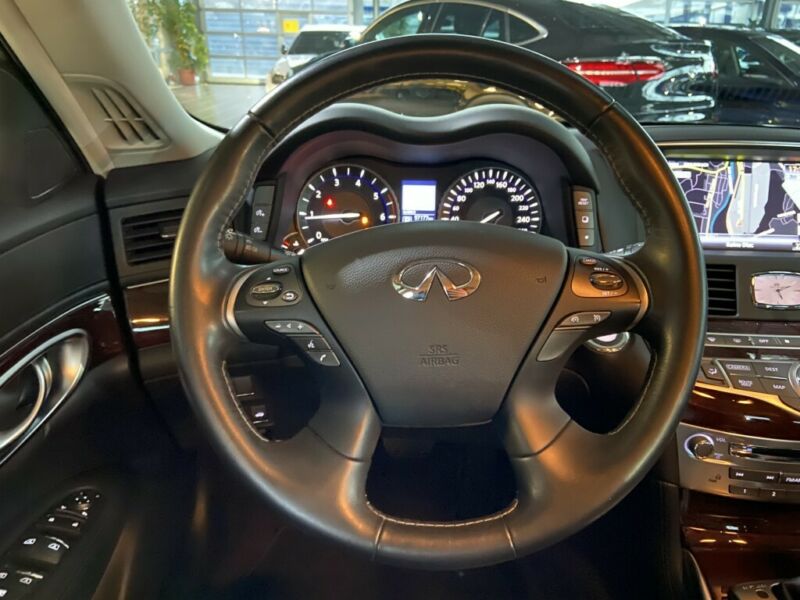 Infiniti Q70 Premium - Photo