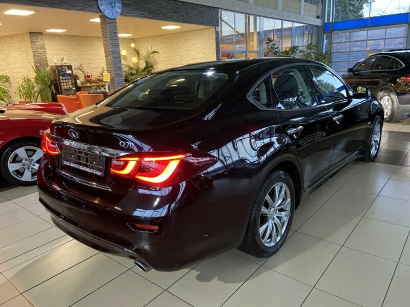 Infiniti Q70 Premium - Photo