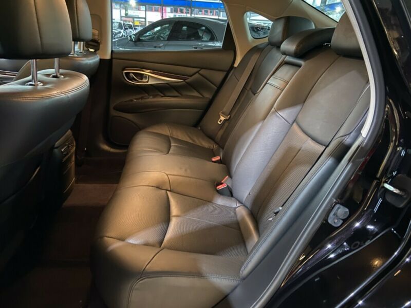 Infiniti Q70 Premium - Photo
